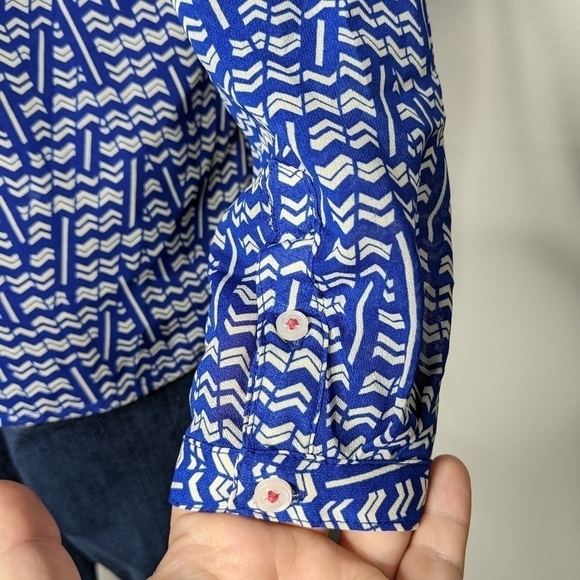 ✨3/$15  Anthro HD in Paris blue white abstract chevron blouse 2 - Picture 4 of 8
